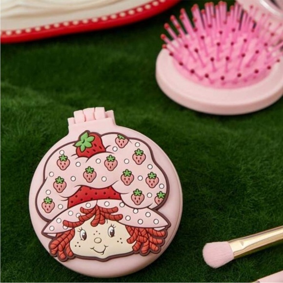 Strawberry Shortcake Compact Brush & Mirror - Picture 1 of 3